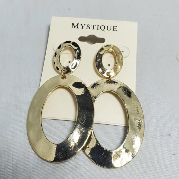 Mystique gold metal hammered double hoop earring - Picture 4 of 5